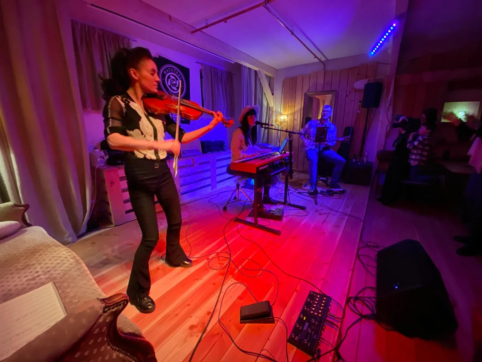 Live-Konzert in der Mach!BAR Oberkirch: Geigerin und Band im oberen Barbereich