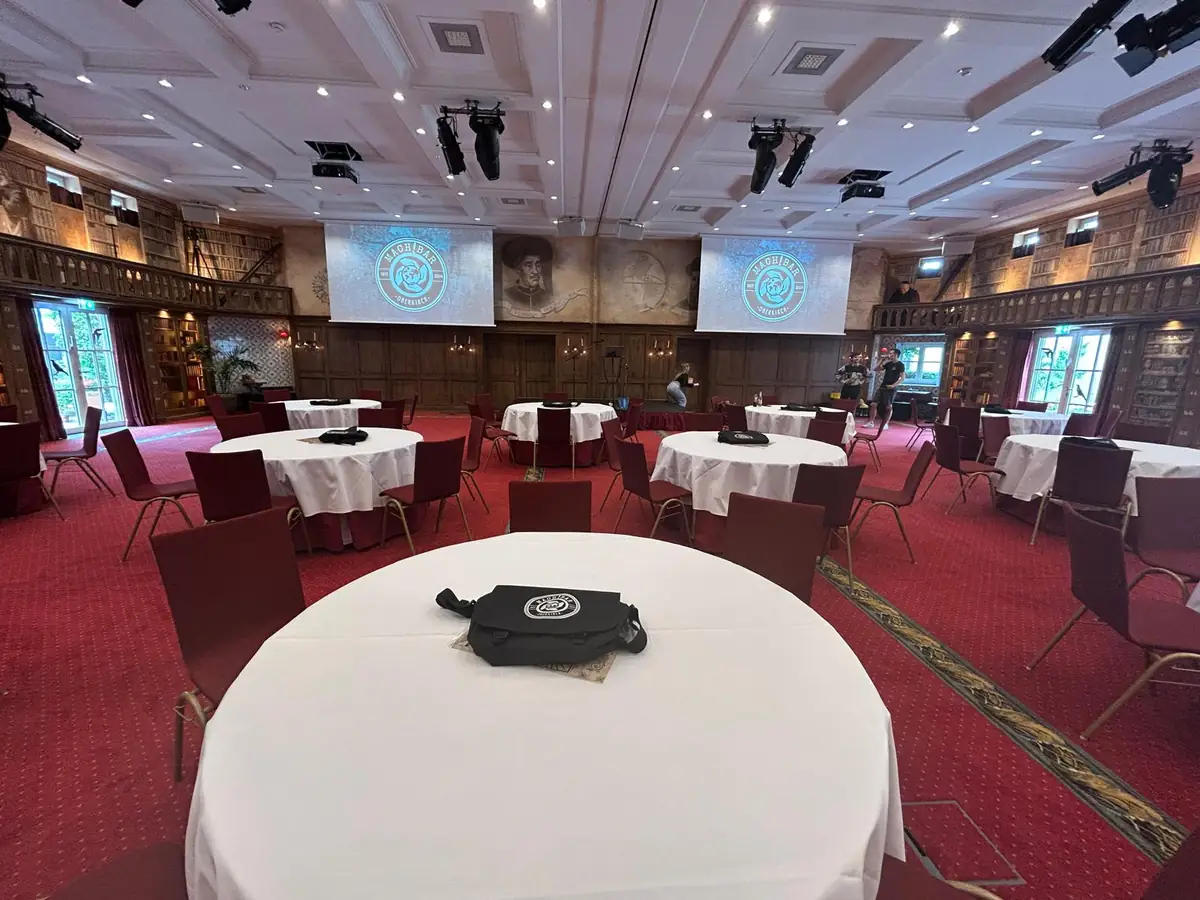 Briefing der 150 Azubis im Hotel El Andaluz – Leinwände mit Mach!BAR-Logo